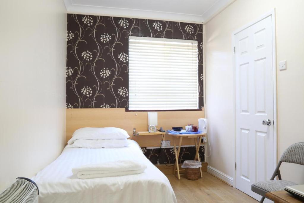 Debden Guest House Hillingdon Quarto foto