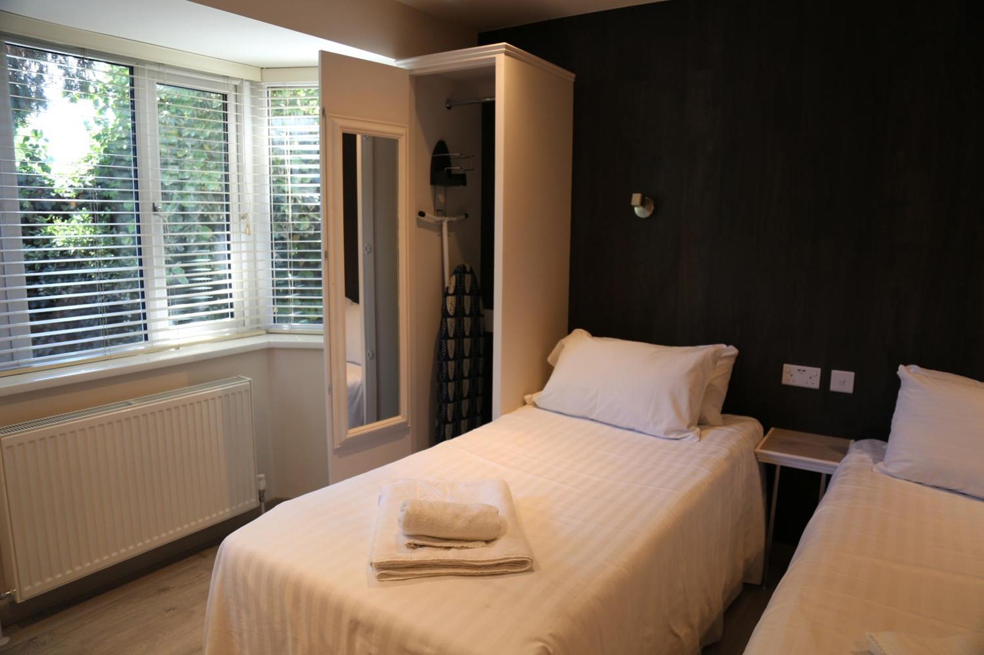 Debden Guest House Hillingdon Exterior foto